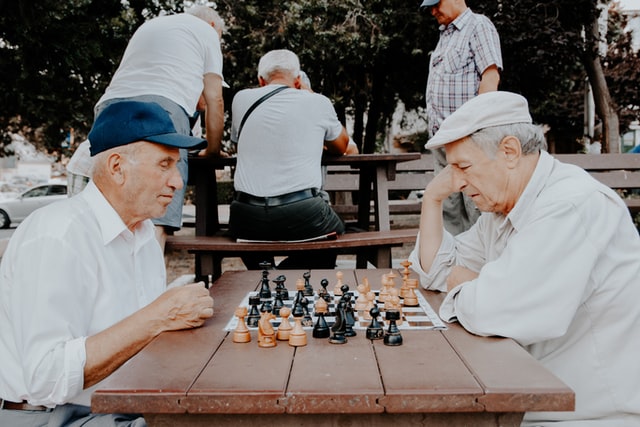 שני אנשים מבוגרים משחקים שחמט